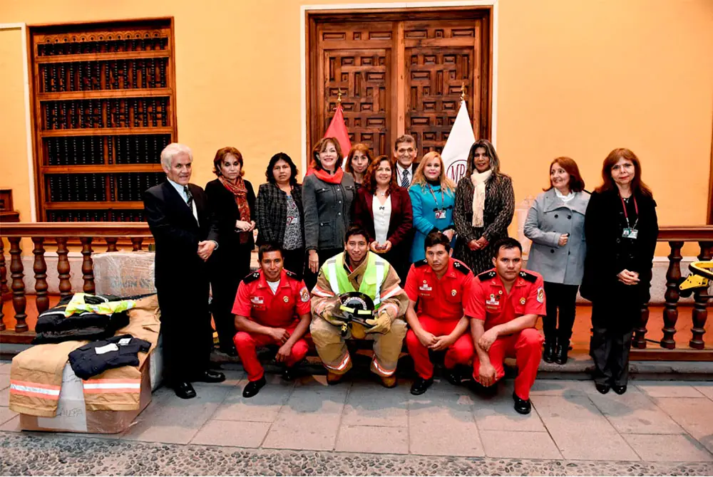 Bomberos y voluntarios durante la ceremonia de entrega Bomberos y voluntarios durante la ceremonia de entrega