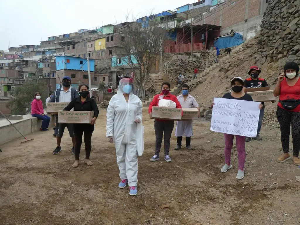 Entrega comunitaria de alimentos en el Rímac