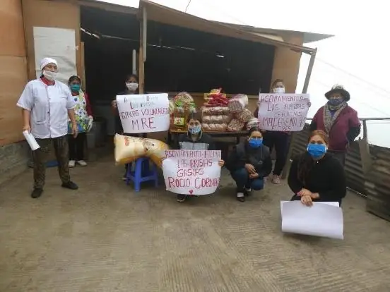 Entrega de alimentos en un asentamiento humano del Rímac