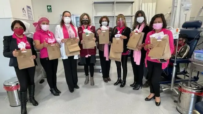 Equipo del Voluntariado durante la visita al INEN