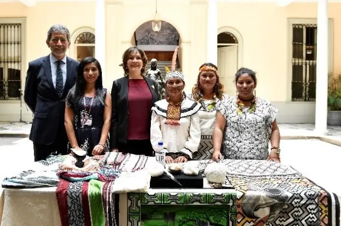 Exposicion de artesanias amazonicas
