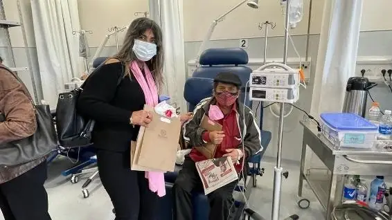 Entrega de obsequios a paciente del INEN