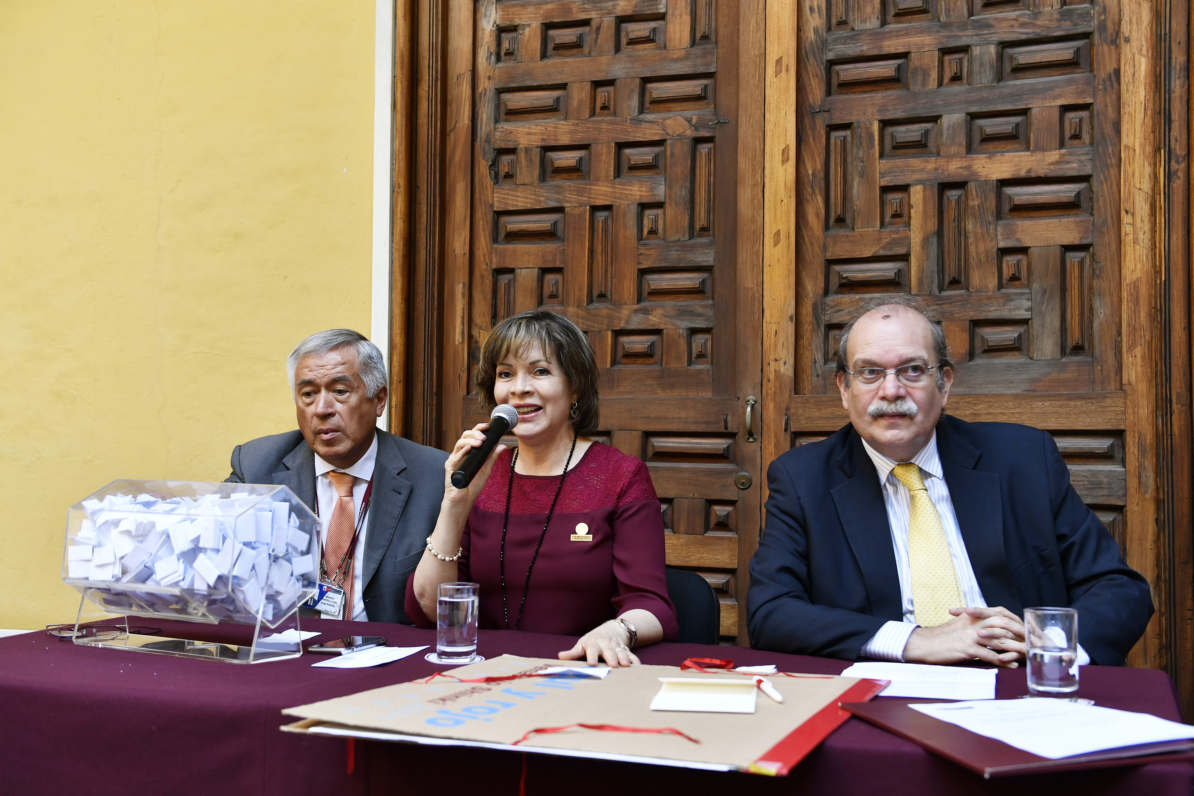 Mesa de ceremonia de la rifa benefica