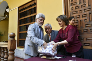 Entrega de reconocimiento vinculado a la rifa
