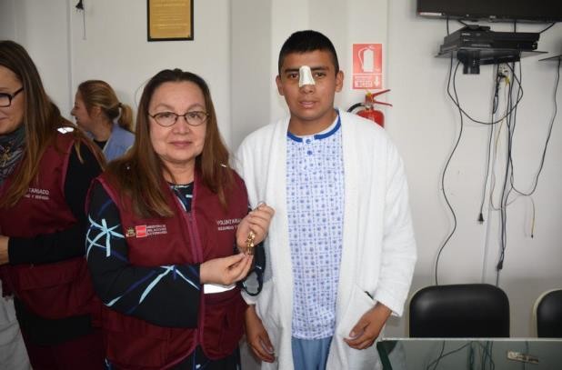 Entrega de apoyo a paciente del Hospital Militar