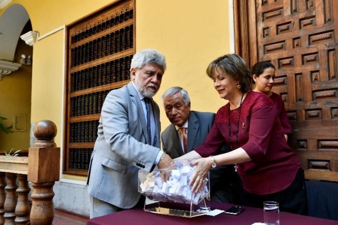 Entrega de grabado del maestro Venancio Shinki